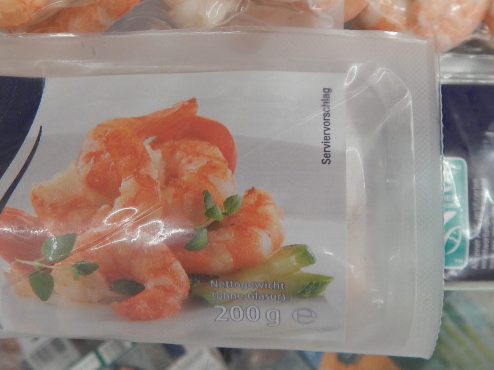Weit gereist: ASC-zertifizierte Garnelen aus Vietnam in einem deutschen Supermarkt © Anett Keller