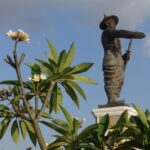 Anuvong hinter Frangipani (dok champa), der laotischen Nationalblume © Oliver Tappe