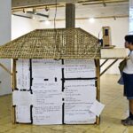 Eine Besucherin der Ausstellung "(Im)possible Identities – or how can we learn from ghosts?“ in der Galerie Cemeti in Yogyakarta © Dimaz