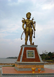 Statue von Sdech Khan am Hafen der Stadt Kep. Statuen haben häufig ähnliche Gesichtszüge wie die von Premierminister Hun Sen © Paul Christensen
