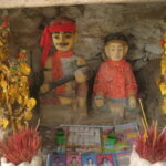 Geister in Kambodschas Politik Zwei neak ta in ihrer typischen Darstellungsform am Fuße des Berges Phnom Chisor, Provinz Takeo © Paul Christensen