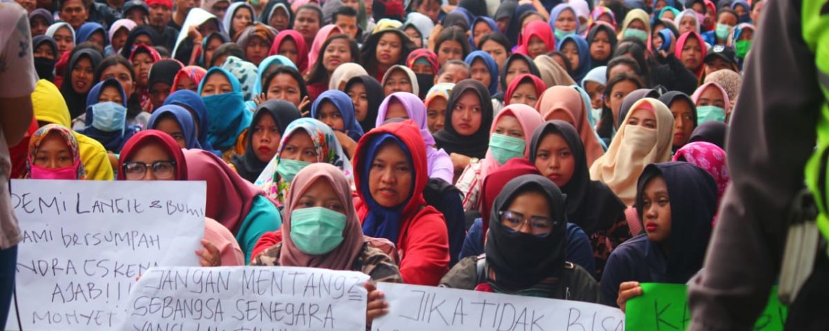 Arbeiterinnen protestieren gegen die Schließung ihrer Fabrik in West-Java, Indonesien, Januar 2019 © GSBI Sukabumi