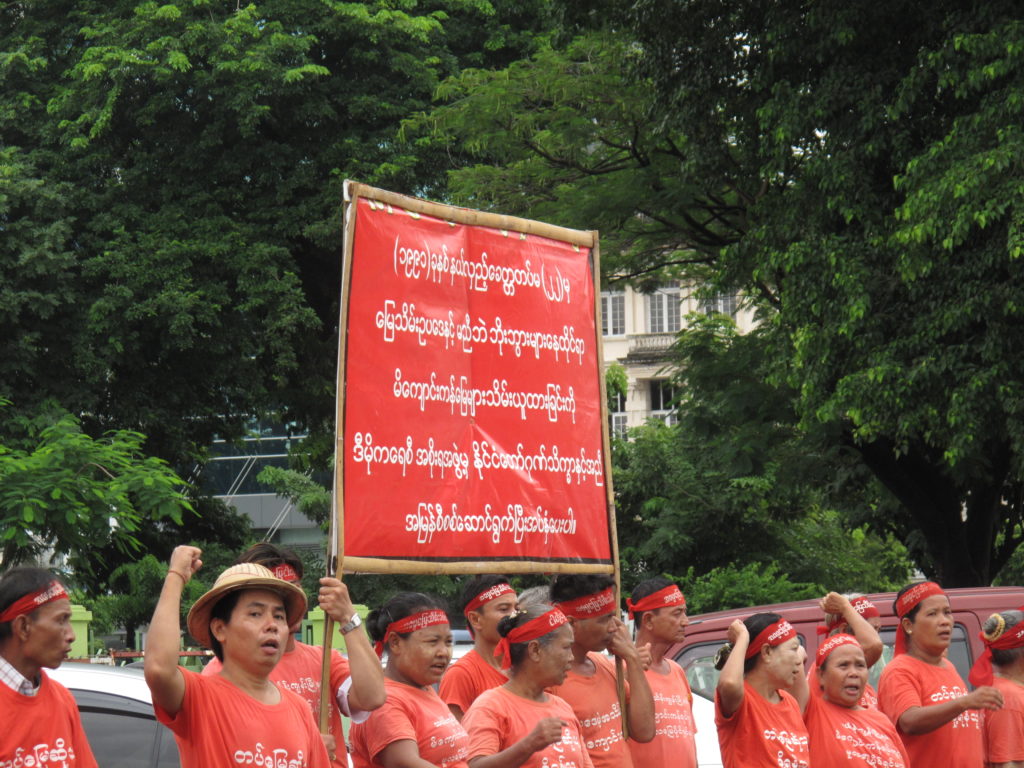 Bauern protestieren gegen die Konfiszierung ihres Landes durch das Militär. Die Reformen haben den Raum für offene Proteste ausgeweitet. 2014. © Jinyoung Park