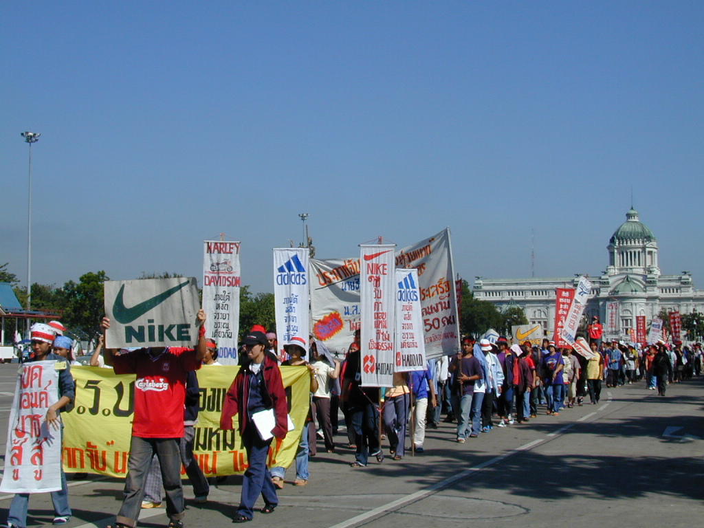 Bed and Bath Arbeiter*innen marschieren vor die US Botschaft auf, Dez. 2002 © Junya Yimprasert