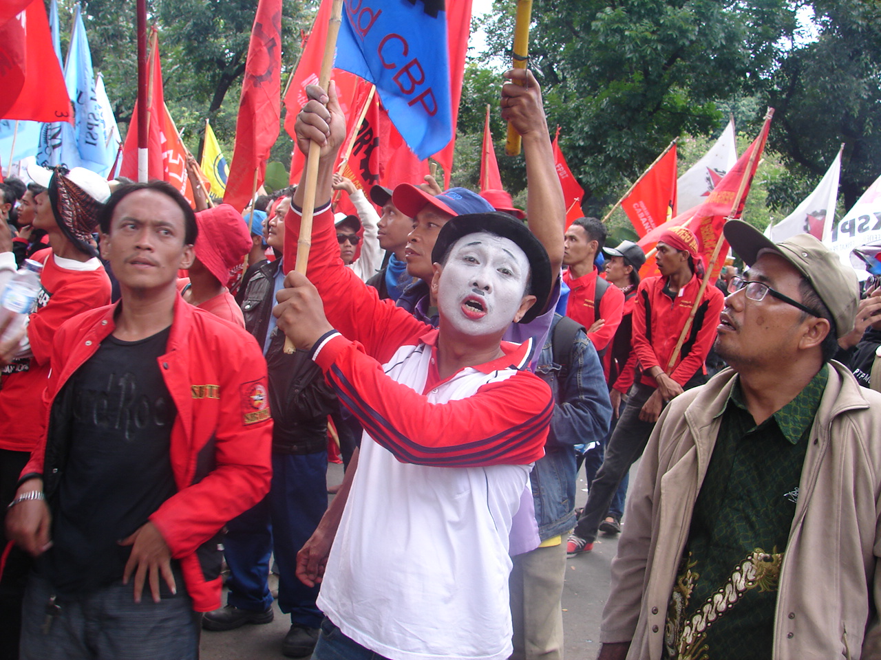 Indonesien: Arbeiter*innen fordern das Ende von Outsourcing Praktiken. Protest vor dem Büro des Gouverneurs von Jakarta während des Generalstreiks von 2013 © LIPS – Sedan Labour Information Centre