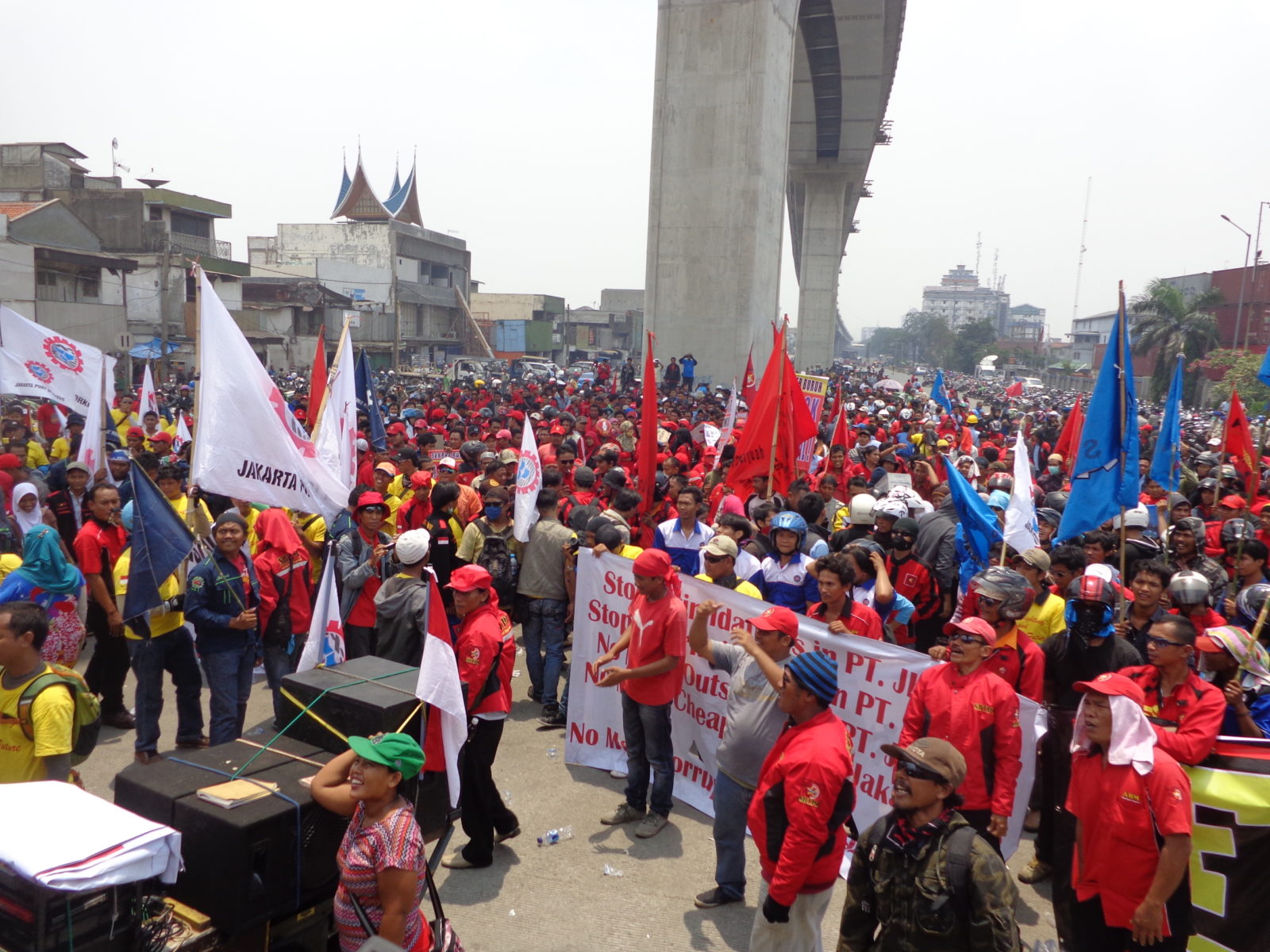 Indonesien: Während des Generalstreiks 2013 versammeln sich tausende von Arbeiter*innen aus den Industriebezirken Nordsumatras an Jakartas Hafen und Logistikzentrum Tanjung Priok © LIPS – Sedane Labour Information Centre