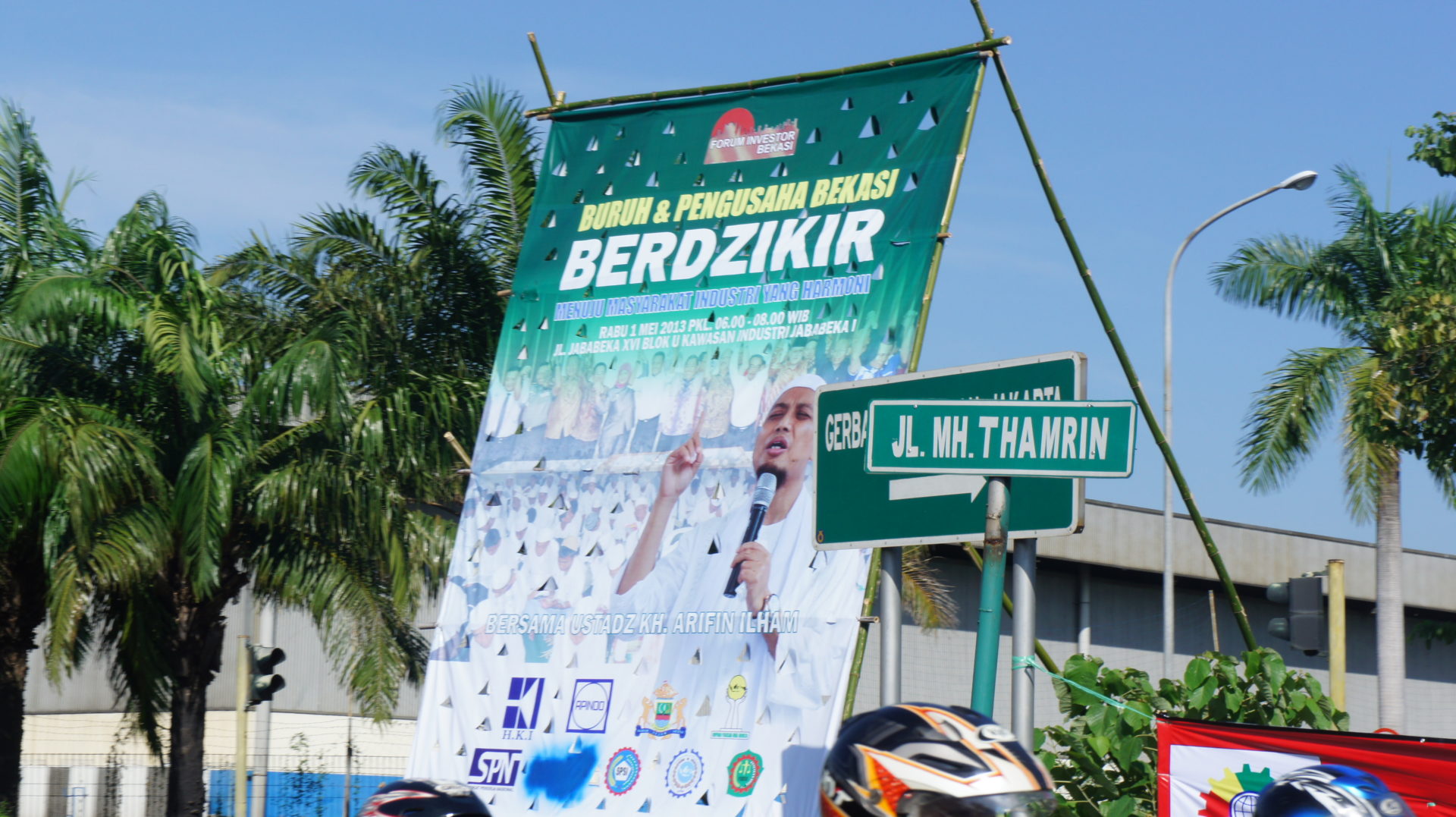 Ehrengast Arifin Ilham, Hauptfigur der Aksi Bela Islam bei der Zeremonie zum Internationalen Tag der Arbeit 2013 in Bekasi, West-Java. Er gilt als Ikone der Polygamie und lehnt sowohl Schia als auch LGBT ab © Sedane Labour Resource Centre, LIPS