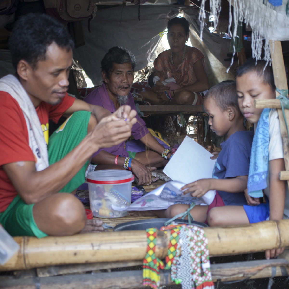 Eine philippinische Familie stellt Perlenschmuck her © Lilli Breininger