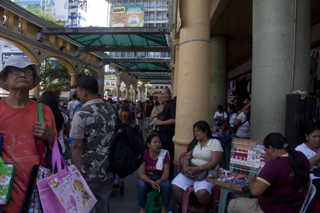 Frauen verdienen weniger als Männer und schultern die Mehrfachbelastung von Familie, Haushalt und Lohnarbeit: Tabakverkäuferin in Manila. © Lilli Breininger