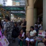 Frauen verdienen weniger als Männer und schultern die Mehrfachbelastung von Familie, Haushalt und Lohnarbeit: Tabakverkäuferin in Manila. © Lilli Breininger