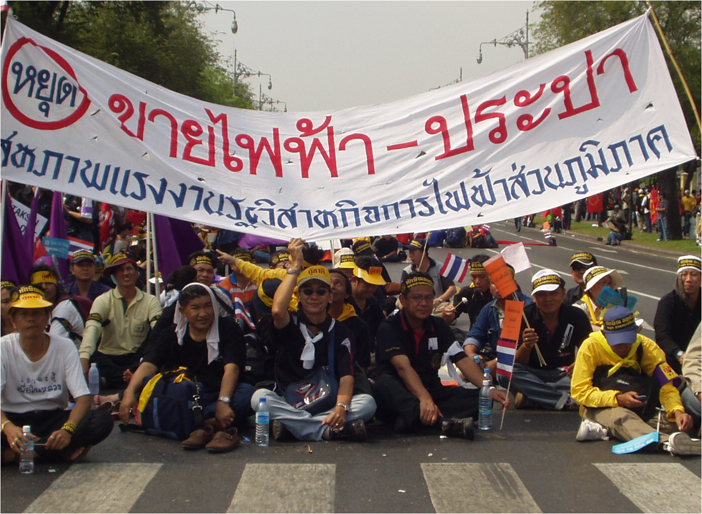Gewerkschaftler protestieren gegen Privatisierungen von Staatsunternehmen auf einer Anti-Thaksin-Demonstration. Ein Flügel der Gewerkschaften unterstützt die Monarchie und das Militär, 2006 © Oliver Pye