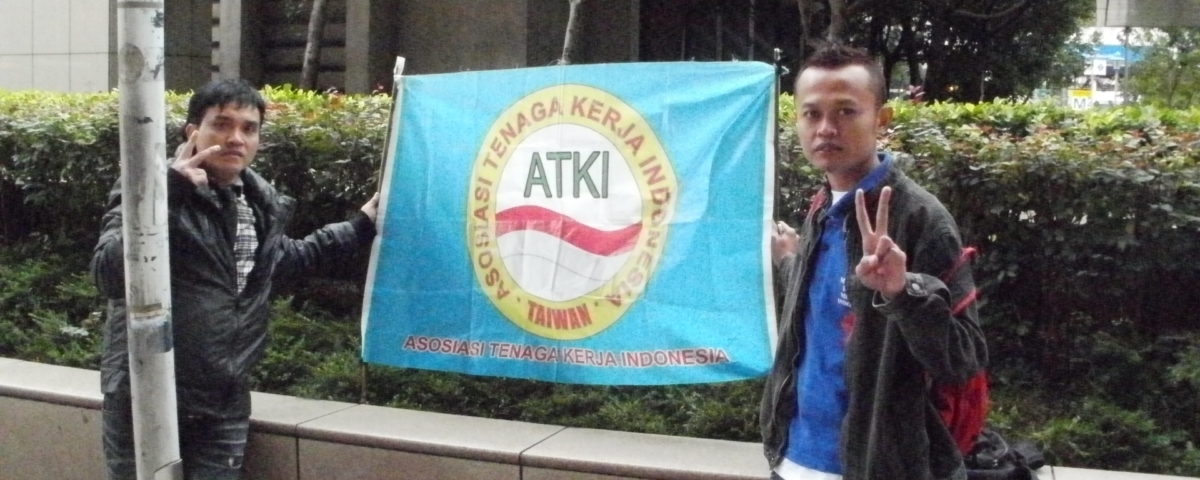Ein indonesischer Arbeiter*innenverein zeigt Flagge am Hauptbahnhof in Taipeh © Petra Melchert