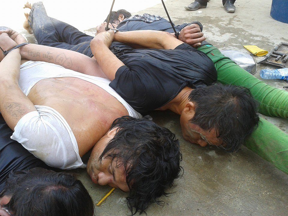 Arbeiter liegen nach gewaltsamen Zusammenstößen gefesselt am Boden © Central