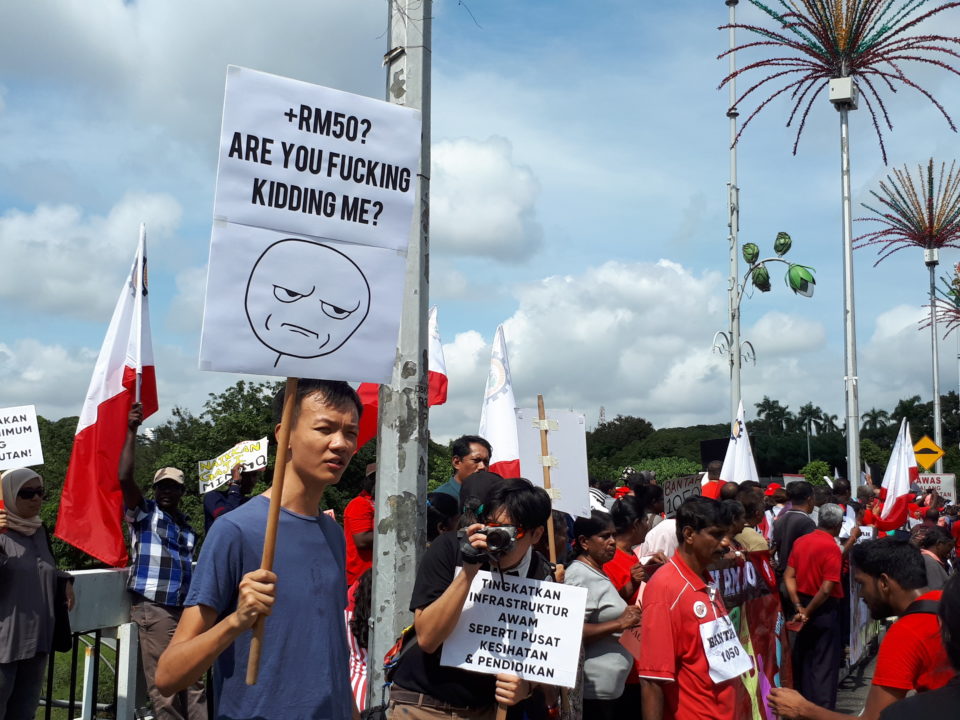 Arbeiter*innen protestieren im Oktober 2018 vor dem Parlament gegen zu niedrige Mindestlöhne © Choo Chon Kai