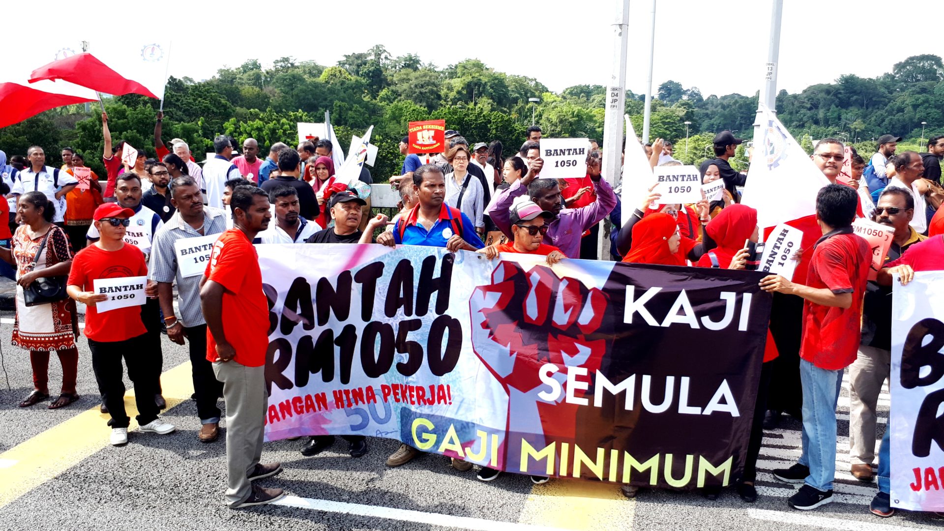 Indonesien: Proteste vor dem Parlament im Oktober 2018 gegen zu niedrige Mindestlöhne © Choo Chon Kai