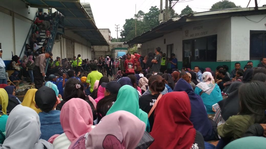 Nachdem Arbeiter*innen 2 Monate kein Lohn gezahlt wurde, besetzten sie am 25. Januar 2019 das Fabrikgelände von PT Sentosa Utama Garmindo in Sukabumi © GSBI