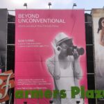 Telekommunikationsunternehmen werben mit riesigen Plakaten für Jobs in ihren Callcentern © Niklas Reese