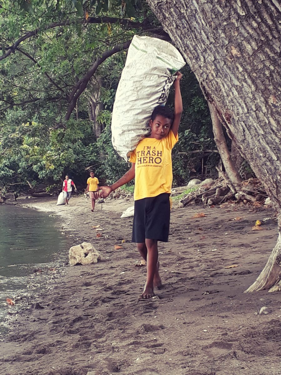 Auch dieser kleine Junge unterstützt die Trash Heros fleißig als freiwilliger Helfer beim Säubern des Strandes © Kristian Gäckle