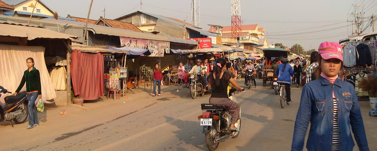 Am späten Nachmittag und Abend füllen sich langsam die Straßen Phnom Penhs mit Arbeiter*innen, Kambodscha 2018 © Anonym