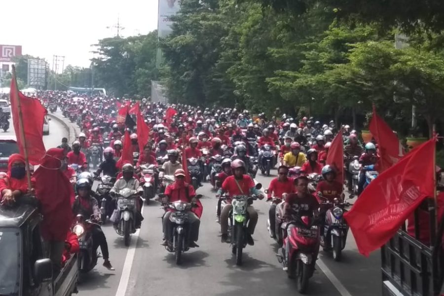 Einige hundert Arbeiter*innen vom Nationalen Arbeiter Kampfbund (FFBN-KSN) starteten mit Motorrädern aus verschiedenen Industriezonen von Makassar, Süd Sulawesi, um an der 1. Mai- Kundgebung teilzunehmen. © FFBN-KSN, 2019