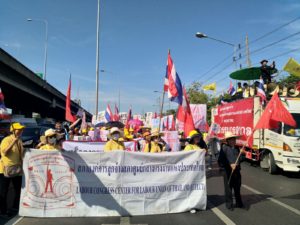 Auch der Labour Congress of Thailand marschiert in Gelb. Ihr Präsident, Tanong Po-Arn, ist seit dem Militärputsch von 1991 verschwunden. © Patchanee Kumnak, 2019
