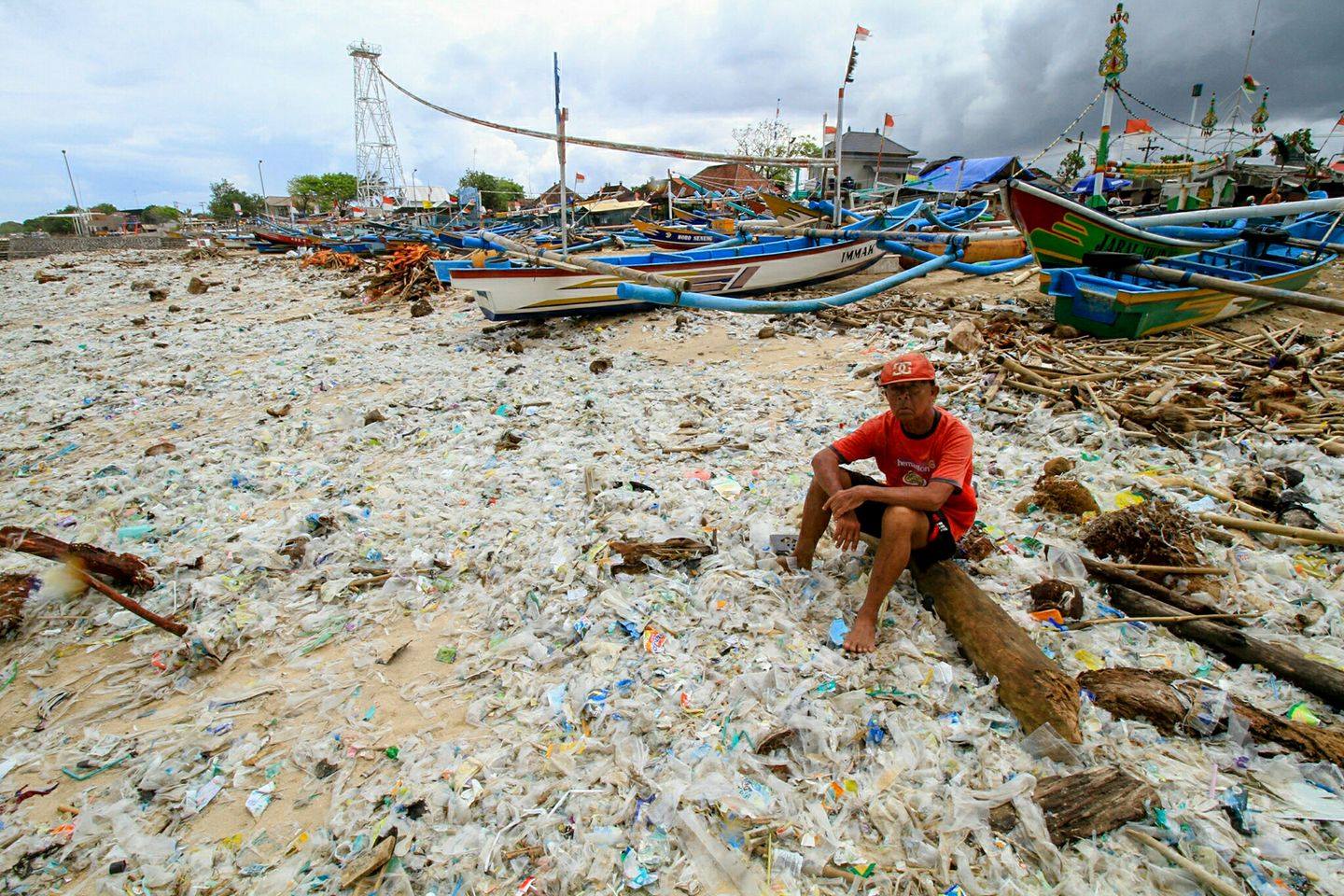 Der Kerobokan Strand in Bali zur Regenzeit: eine Flut an (Plastik-) Müll © ROLE Foundation