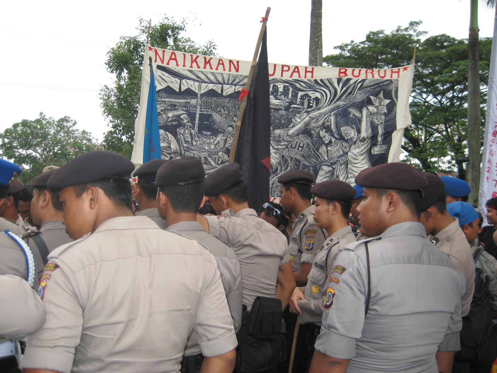 Poster des Künstlerkollektivs Taring Padi mit der Forderung nach Lohnerhöhungen für Arbeiter*innen bei 1. Mai Demo in Yogyakarta (2008) © Taring Padi