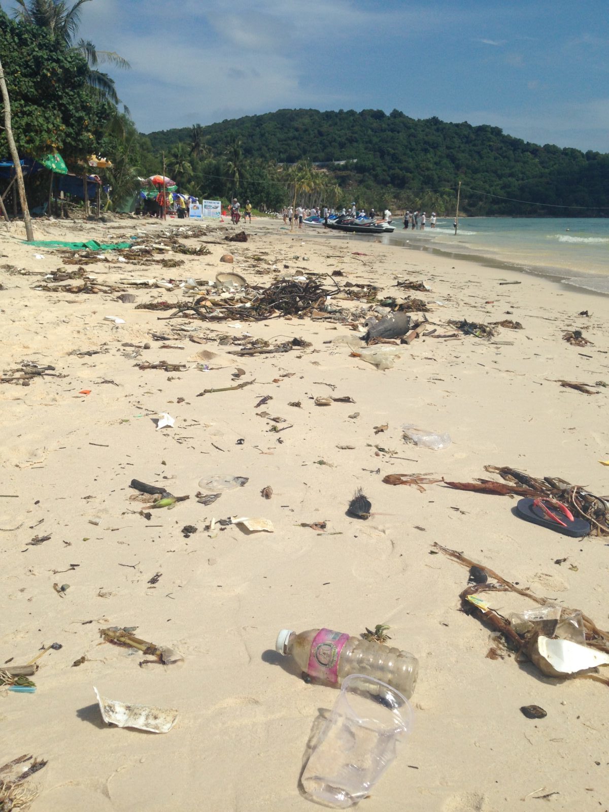 Am Sao Beach in Vietnam liegt überall Plastikmüll herum © Johanna Kramm