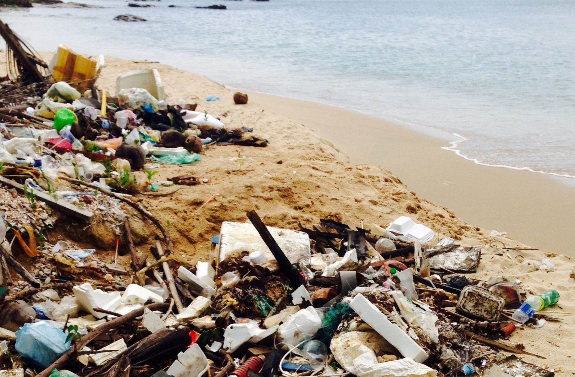 Die Verschmutzung von Stränden (hier: Sao Beach) mit Plastikmüll ist ein großes Problem für die Umwelt © Johanna Kramm
