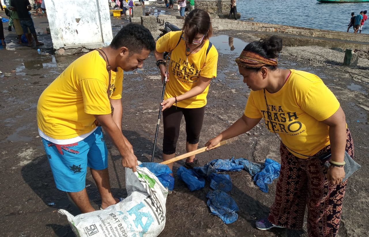 Bei einem Clean-Up Event befreien die Trash Heros den Strand von Maumere von Plastikmüll © Kristian Gäckle 