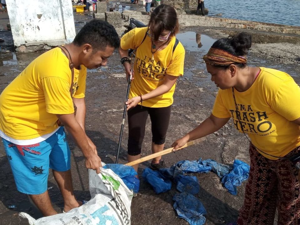 Bei einem Clean-Up Event befreien die Trash Heros den Strand von Maumere von Plastikmüll © Kristian Gäckle
