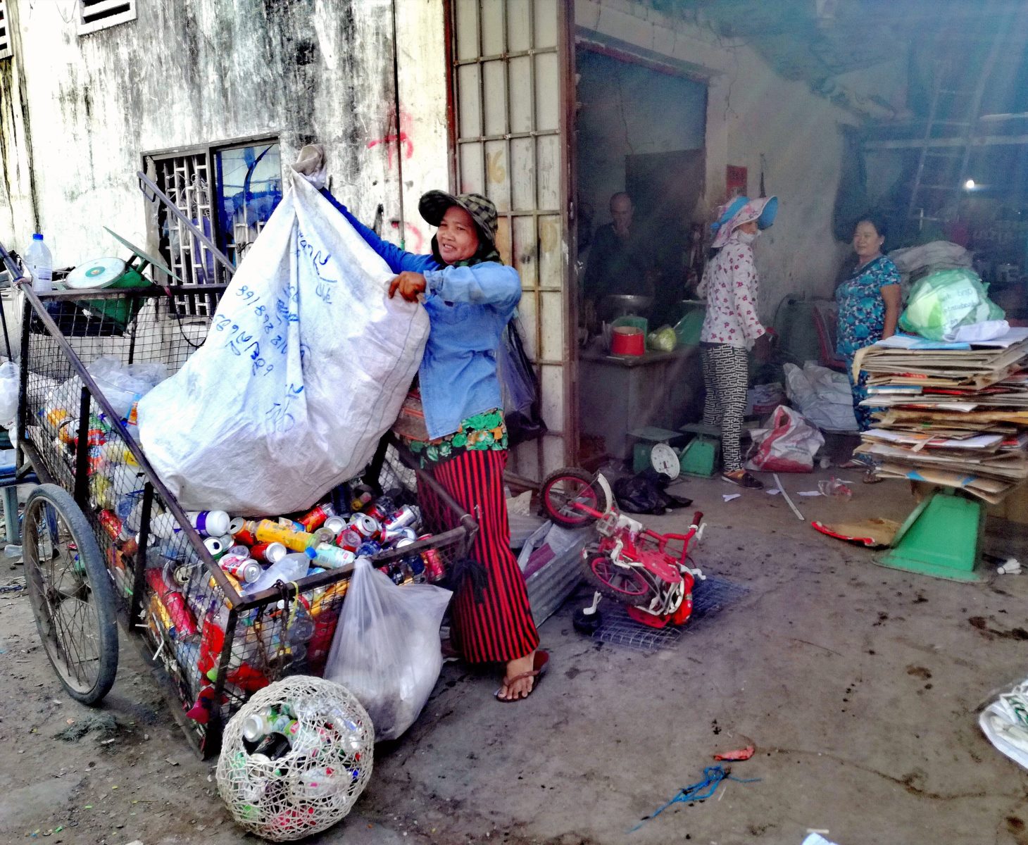 Sombo beim Sortieren des gesammelten wiederverwertbaren Abfalls in 'ihrem' Depot © Kathrin Eitel