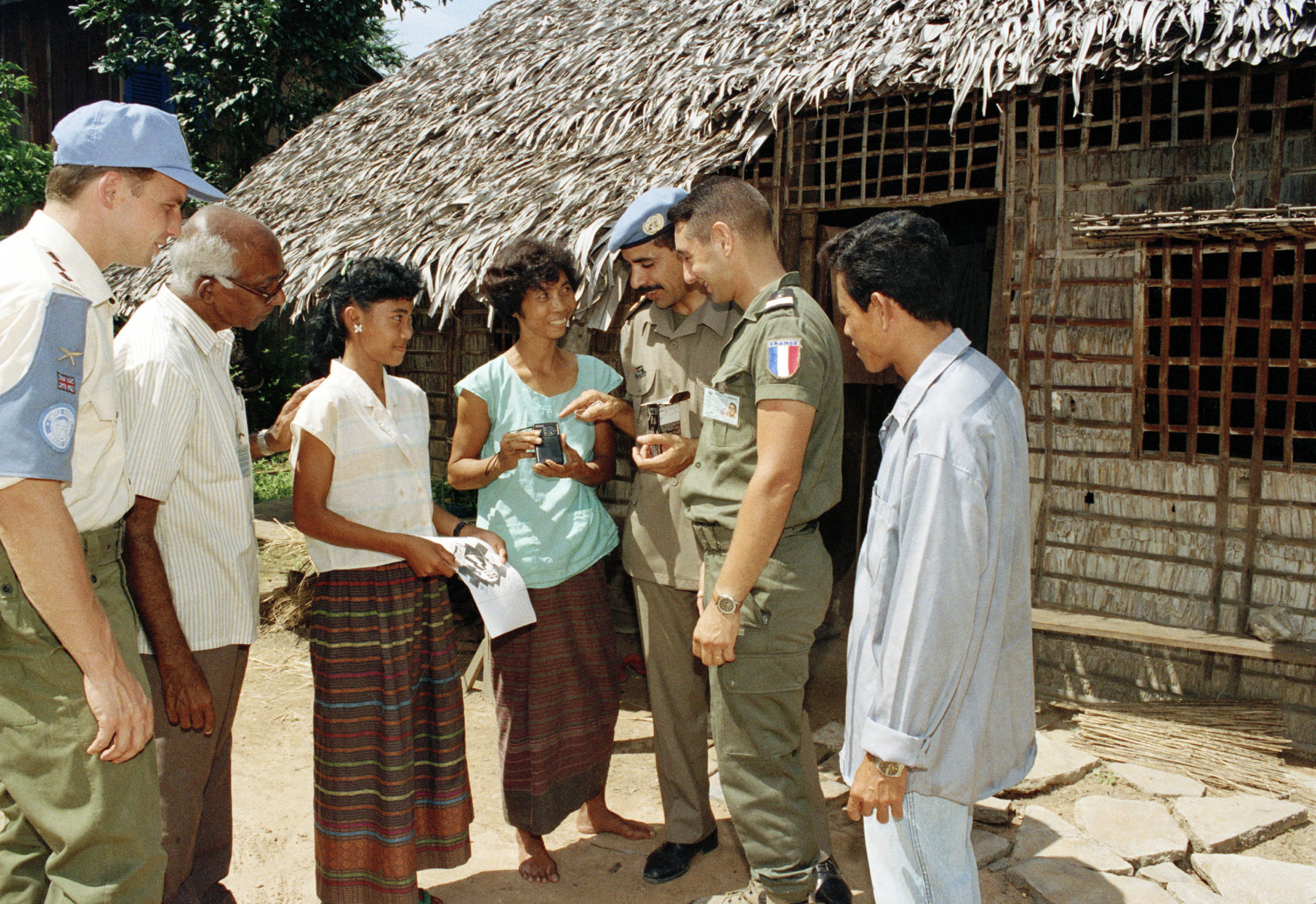UNTAC Militärbeobachter verteilen die von einer japanischen NGO gespendeten Radios, um darüber Informationen für die im Mai 1993 geplanten Wahlen an die Bevölkerung übermitteln zu können © Kathrin Eitel
