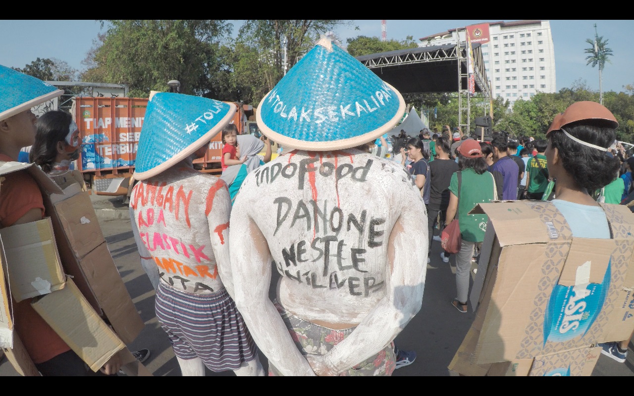 Jakarta: Bei einer Demo gegen Einwegplastik werden die großen Plastikproduzenten beim Namen genannt © Watchdoc