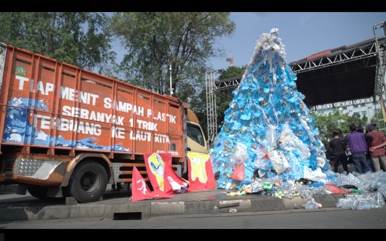 Proteste gegen Plastikmüll in der indonesischen Haupstadt Jakarta. Aufschrift am Lastwagen: Jede Minute wird ein Lastwagen voll Müll in unseren Meeren entsorgt © Watchdoc