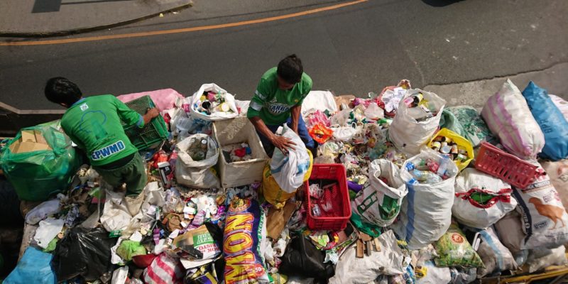 Foto 3 von 3:<br>Mitarbeiter der städtischen Müllabfuhr in Quezon City sortieren den gesammelten Müll © Mirjam Overhoff