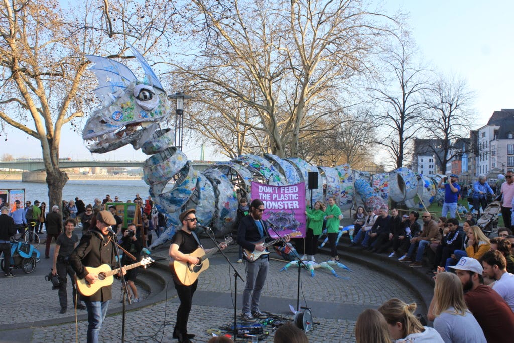 Plastikmonster bei der "Ship it Back" Kampagne in Köln © Mirjam Overhoff