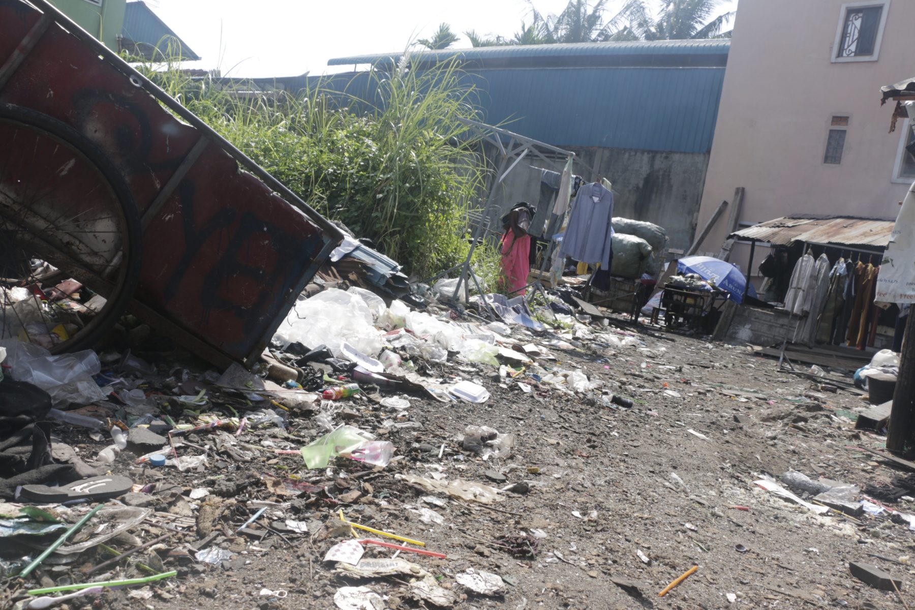 Herumliegender Müll und ein Abfall-Wagen in der Gemeinde Samaki Roeung Roerng Community© STT