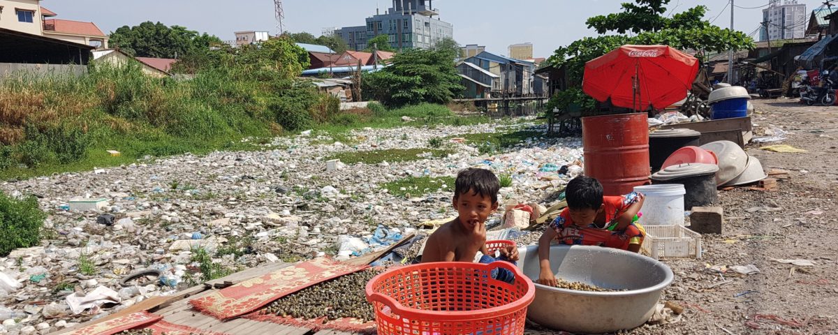Plastikmüll ist in den Straßen der ärmeren Gegenden der Hauptstadt Phnom Penh ein ständiger Begleiter der Menschen © STT