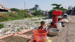 Plastikmüll ist in den Straßen der ärmeren Gegenden der Hauptstadt Phnom Penh ein ständiger Begleiter der Menschen © STT