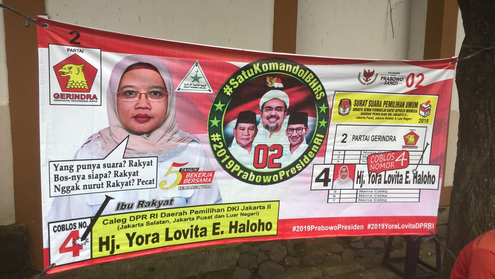 Einige Kandidat*innen aus Prabowos Partei Gerakan Indonesia Raya (Bewegung für ein erhabenes Indonesien, Gerindra) oder aus mit ihr koalierenden Parteien warben mit ihrer Mitgliedschaft oder ihrer Verbindung zur Front Pembela Islam (Front der Verteidiger des Islam, FPI). Die FPI ist eine militante islamistische Gruppe, die vor allem durch Selbstjustiz gegen angeblich unislamisches Verhalten auf sich aufmerksam macht und auch bei den Protesten gegen den christlichen Gouverneur von Jakarta, Ahok, eine gewichtige Rolle spielte. Dieses Plakat zeigt im Hintergrund Habib Rizieq sogar noch über Prabowo und Sandiaga Uno. Aber bei allen Anklängen an den politischen Islam dürfen auch hier nationalistische Symboliken wie die rotweiße Nationalflagge nicht fehlen. Die Botschaft: Nationalismus und Islam gehören zusammen! © Timo Duile