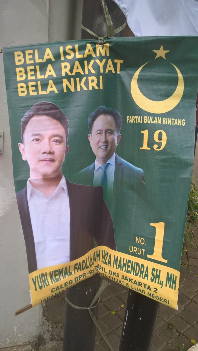 Doch das Fischen nach Wähler*innenstimmen in konservativen islamischen Kreisen ging noch weiter: Auch Parteien, die Jokowi unterstützten, machten sich die Slogans zunutze, die einst von den Anhänger*innen der Anti-Ahok-Bewegung geprägt wurden. Die Kandidat*innen der PBB beispielsweise warben mit „Verteidigt den Islam“ (bela Islam) – ergänzt durch die patriotischen Slogans „Verteidigt das Volk, verteidigt den Einheitsstaat der Republik Indonesien“ (bela rakyat, bela NKRI). © Timo Duile