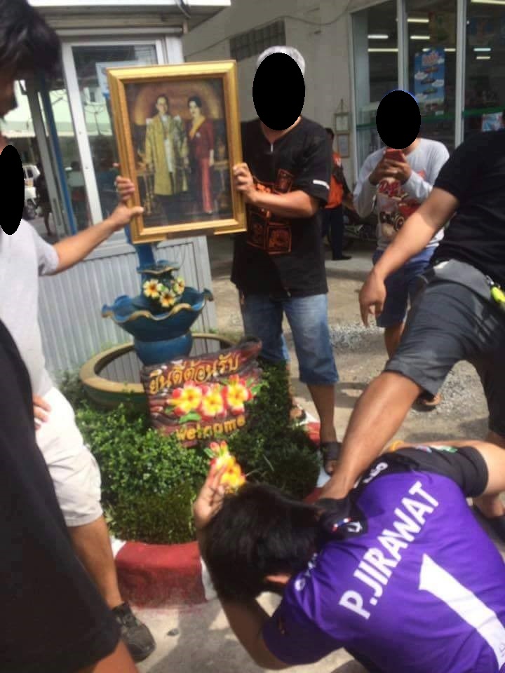 Vorfall in Chonburi. Ein Mann wurde aus seiner Wohnung gezerrt und gezwungen, sich öffentlich vor dem Protrait des Königs für seinen ‚respektlosen’ Kommentar zu entschuldigen, Screenshot der facebook-Seite “คนข่าวบางปะกง”
