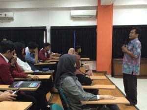 Ein Klassenzimmer mit Lehrern und Schülern © Wulan Widyasari