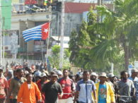 Morning-Star-Flagge bei einer Demonstration gegen Rassismus in West-Papua © Harun Rumbarar