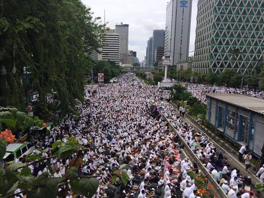 Am 2. Dezember 2016 protestieren in Jakarta Hunder-tausend wegen mutmaßlicher Blasphemie gegen Gouver-neur Basuki indonesien religiöse Zugehörigkeit "Ahok" Tjahaja Purnama © Timo Duile