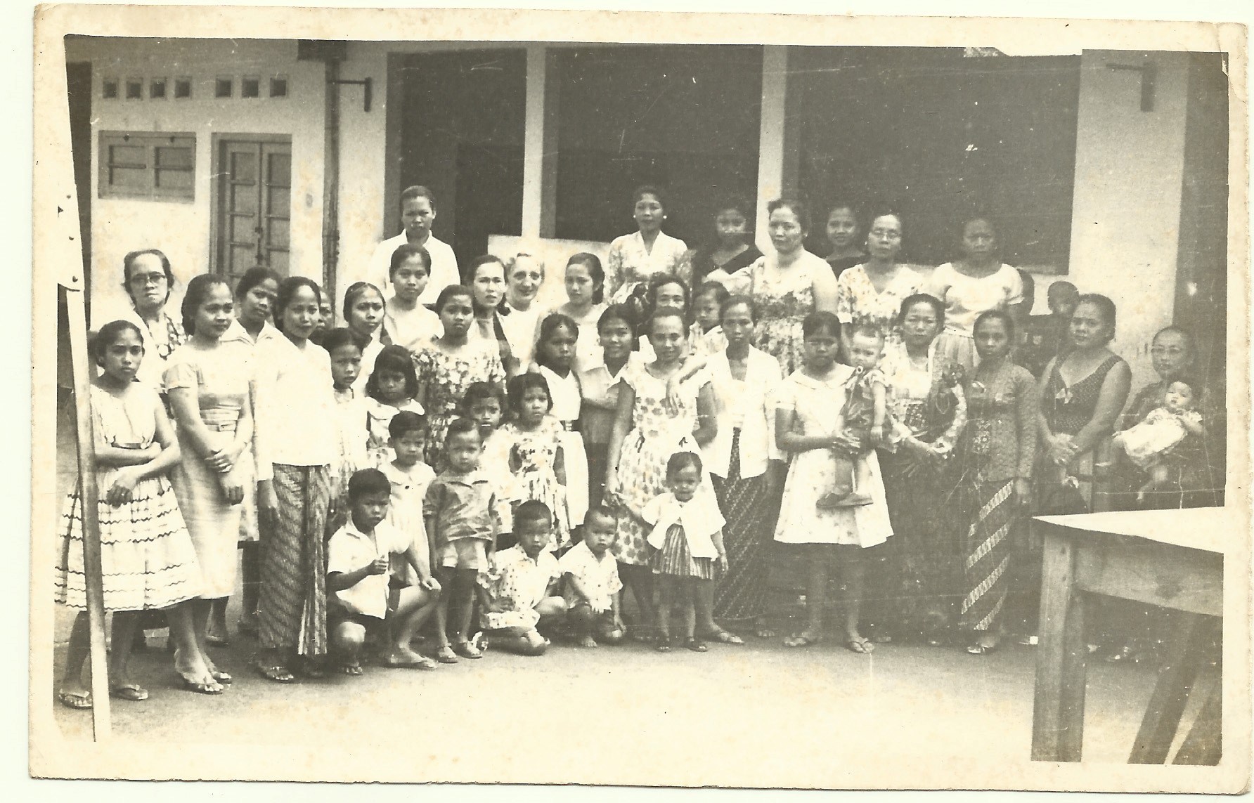 Fatia.Nadia.Indonesien.Gefangene mit ihren Kindern im Bulu Gefängnis, Ambarawa 1969.02